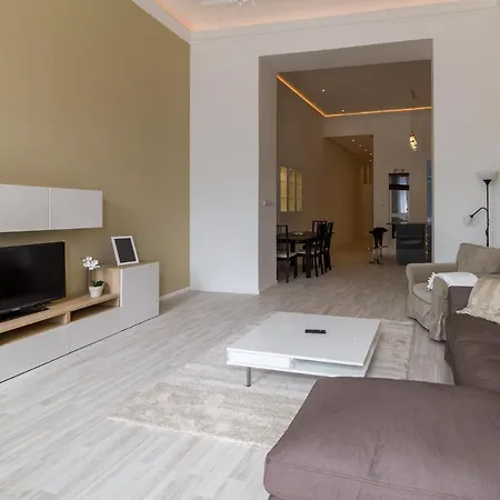 Spacious Riverside Residency - Magnificent View