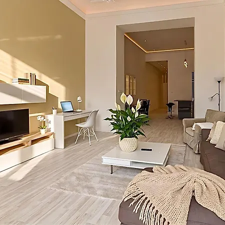 Spacious Riverside Residency - Magnificent View 아파트