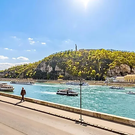 Spacious Riverside Residency - Magnificent View