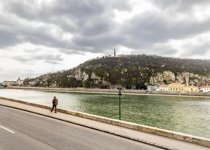 Spacious Riverside Residency - Magnificent View *