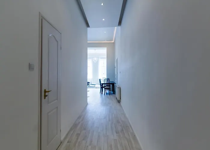 Spacious Riverside Residency - Magnificent View