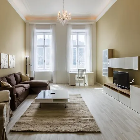 Spacious Riverside Residency - Magnificent View *