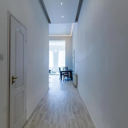 Spacious Riverside Residency - Magnificent View