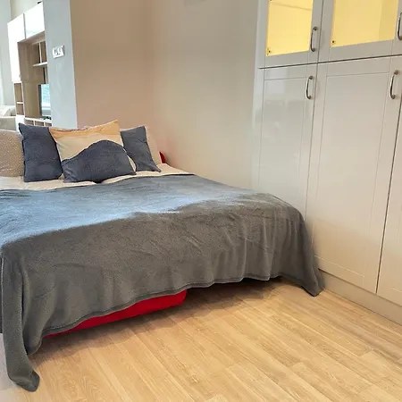 Spacious Riverside Residency - Magnificent View Apartment *