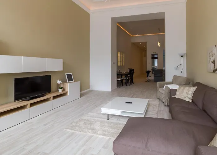 Spacious Riverside Residency - Magnificent View