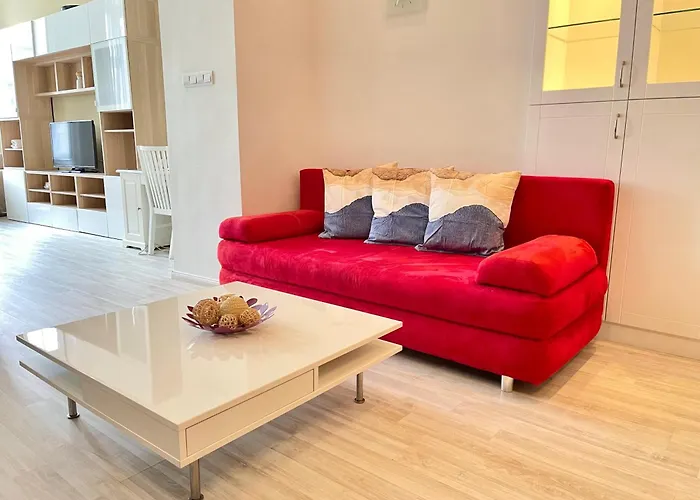 Spacious Riverside Residency - Magnificent View