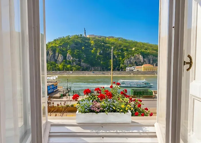 Spacious Riverside Residency - Magnificent View Lägenhet *
