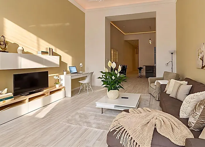 Spacious Riverside Residency - Magnificent View Lägenhet