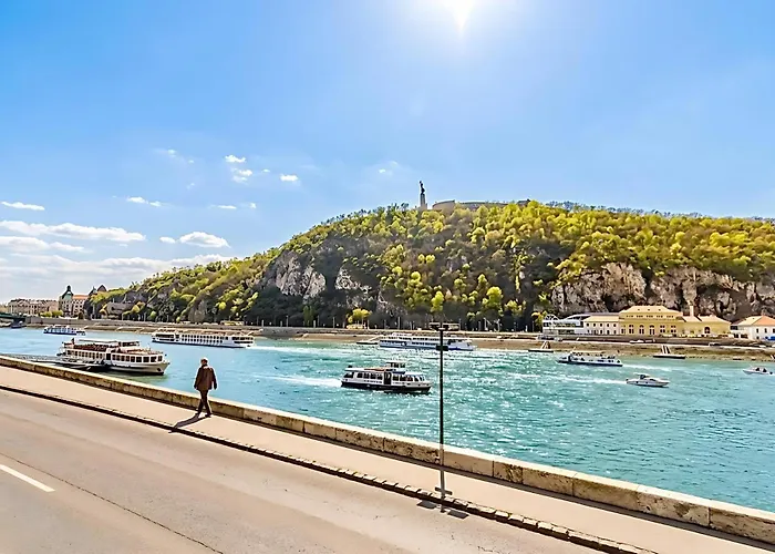 Spacious Riverside Residency - Magnificent View
