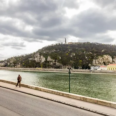 Spacious Riverside Residency - Magnificent View *